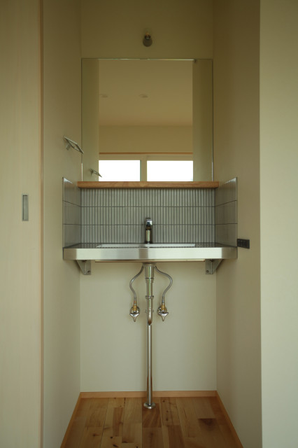 大津の家｜ＫＹ house moderno-bagno-di-servizio