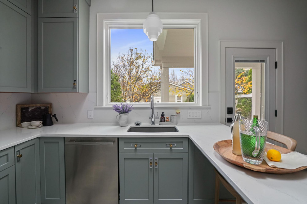 Inspiration for a transitional kitchen remodel in Columbus