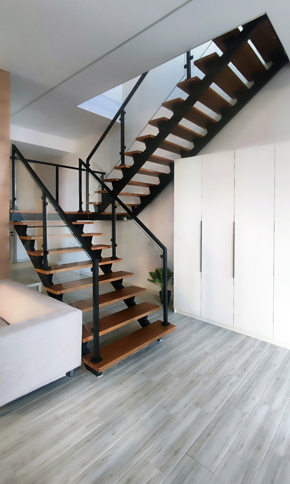 Современная лестница в офис