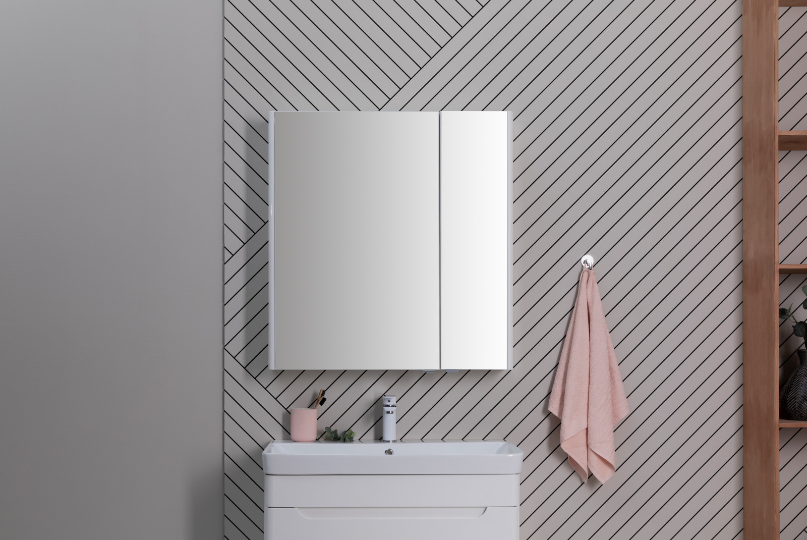 Навесное зеркало-шкаф для ванной комнаты