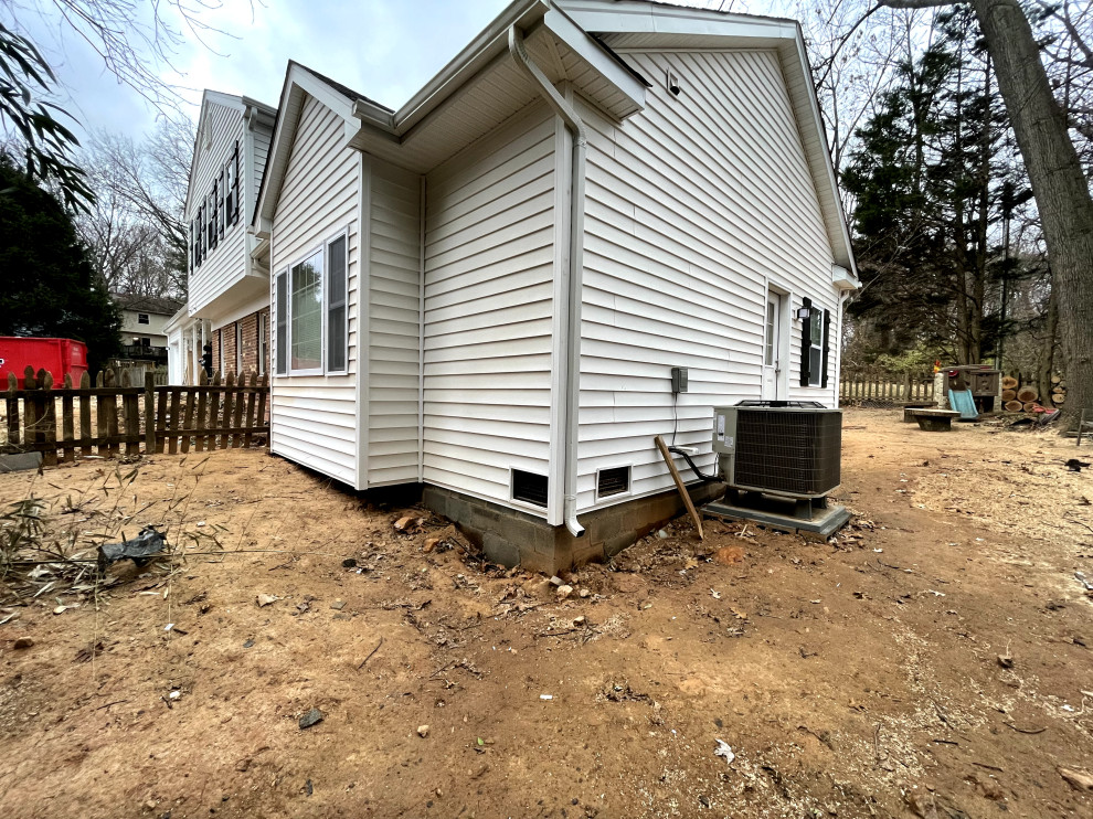Minimalist home design photo in DC Metro