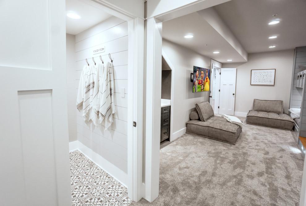 Foto di una camera degli ospiti country con pareti grigie, moquette e pavimento grigio