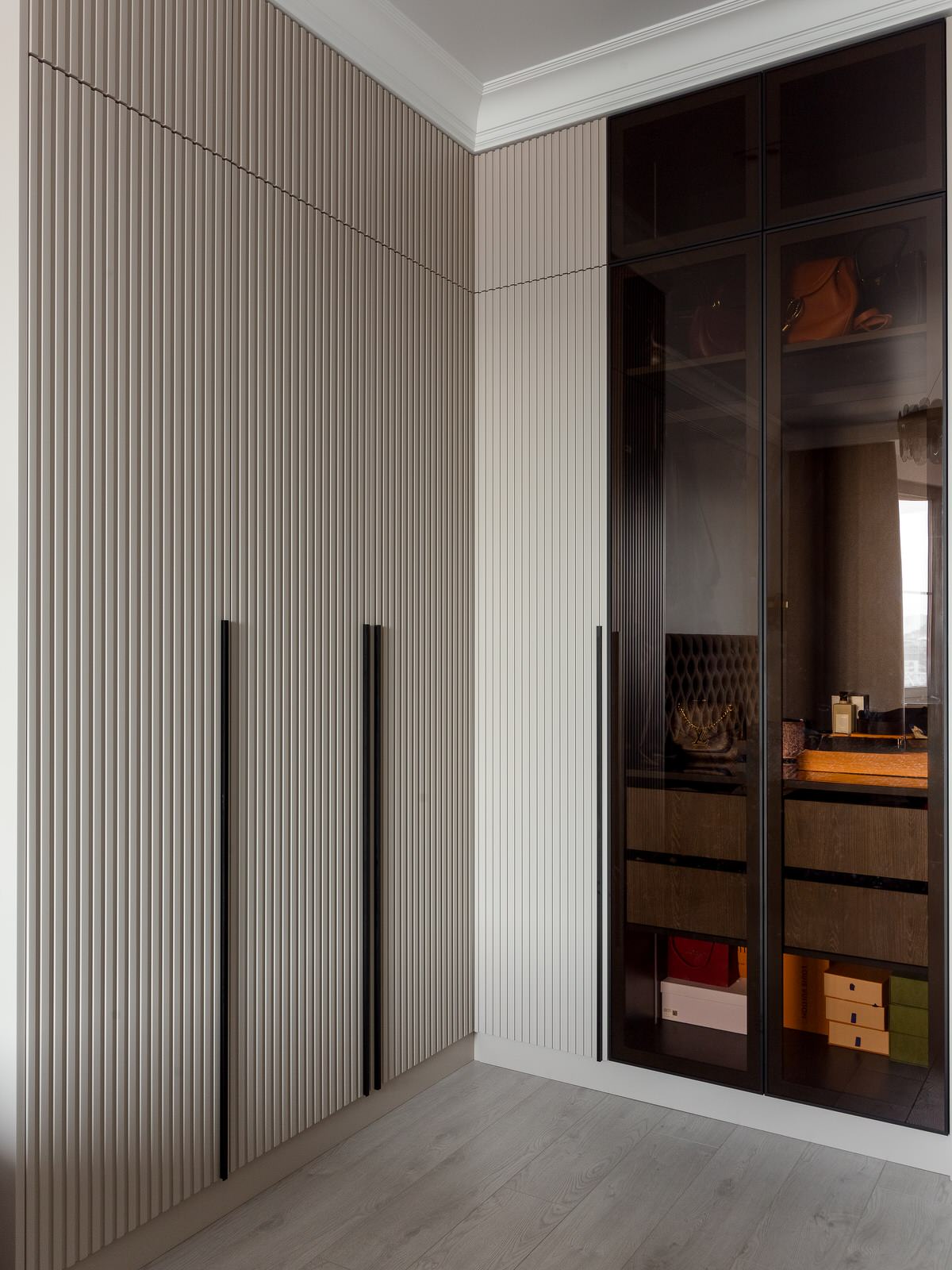 Гардеробная зона с подсветкой и скрытым хранением