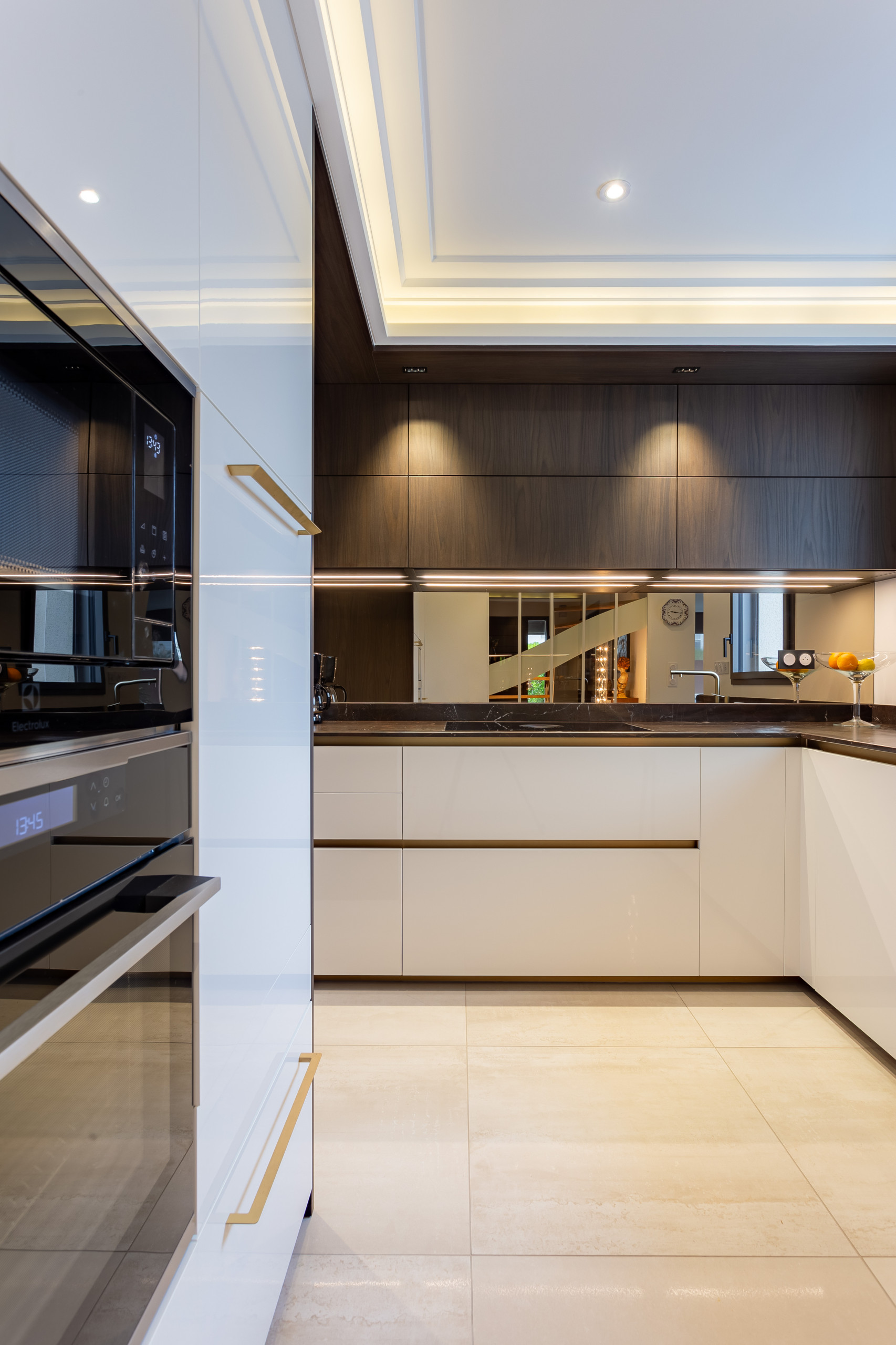 Création d'une cuisine chic et lumineuse dans une maison moderne