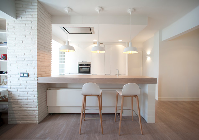 Dise&ntilde;o interior de vivienda con vistas al mar coastal-kitchen