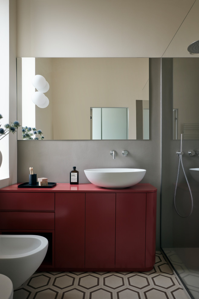 Идея дизайна: ванная комната в современном стиле с красными фасадами, полом из цементной плитки, душевой кабиной, настольной раковиной, красной столешницей, тумбой под одну раковину и напольной тумбой