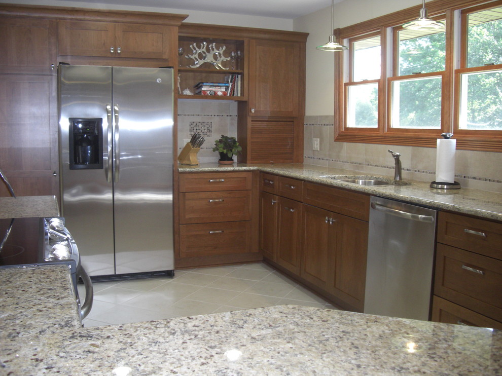 Kitchen - transitional kitchen idea in Chicago