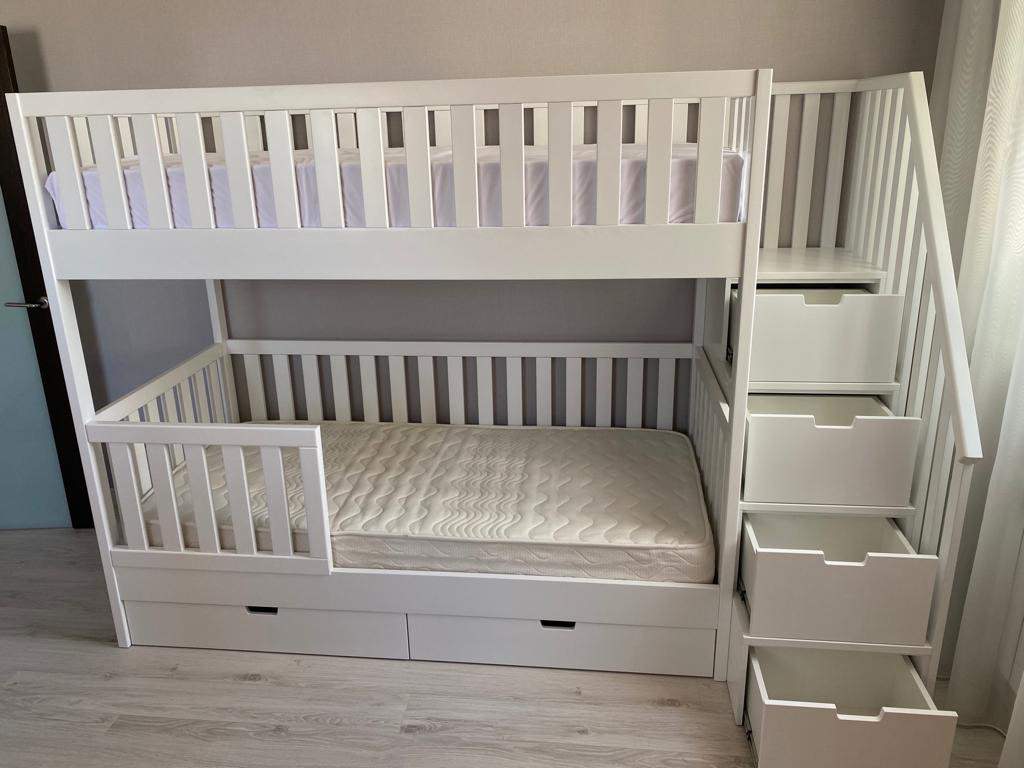 Двухъярусная кровать с лестницей-комодом