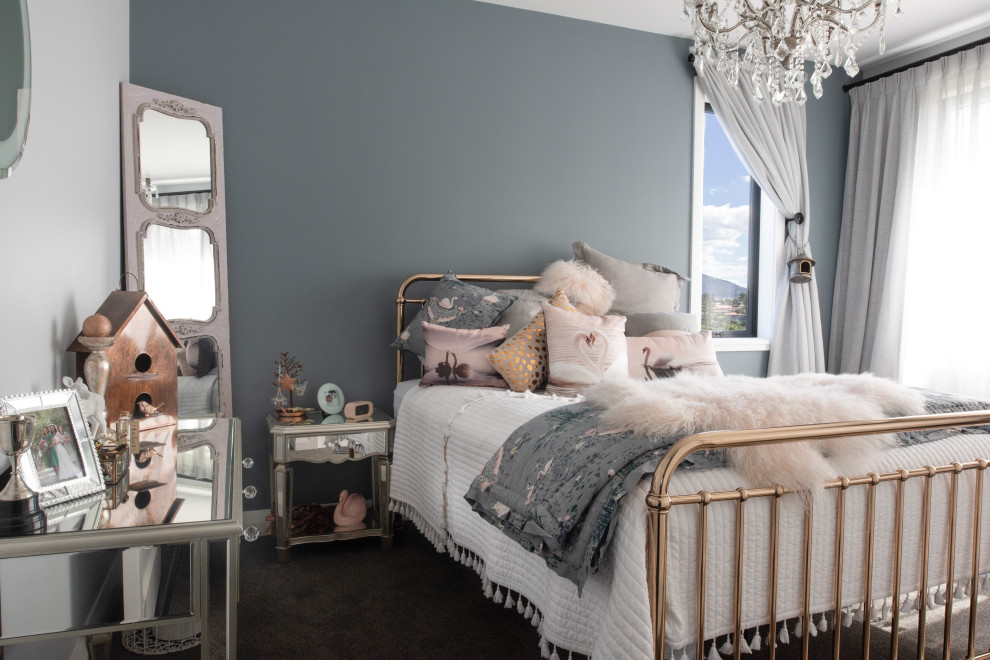 Mittelgroßes Modernes Schlafzimmer mit blauer Wandfarbe, Teppichboden, grauem Boden und Tapetenwänden in Sonstige
