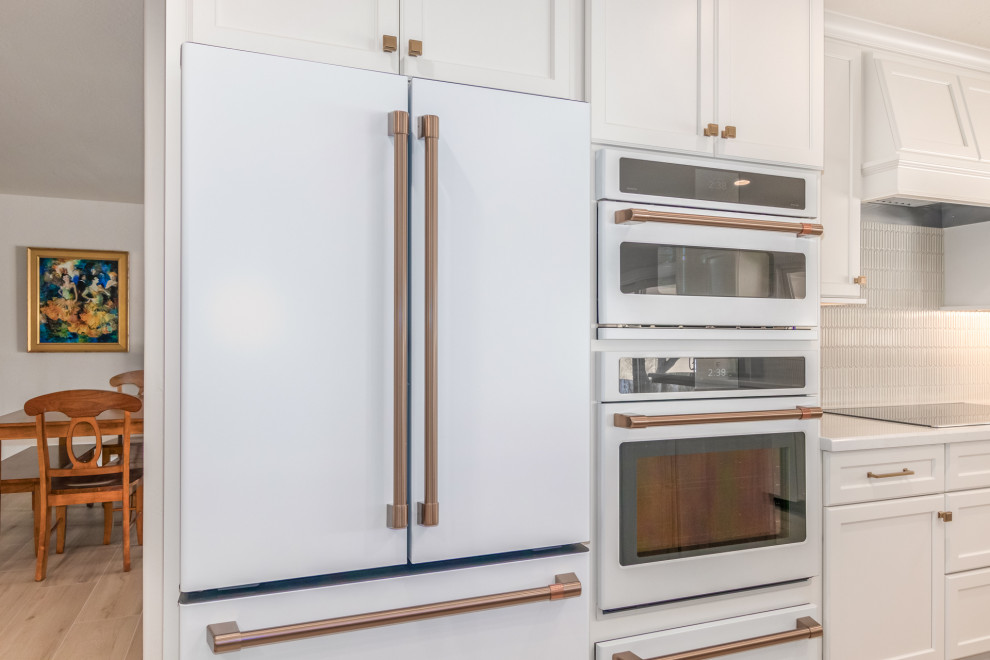 Kitchen - transitional kitchen idea in Phoenix