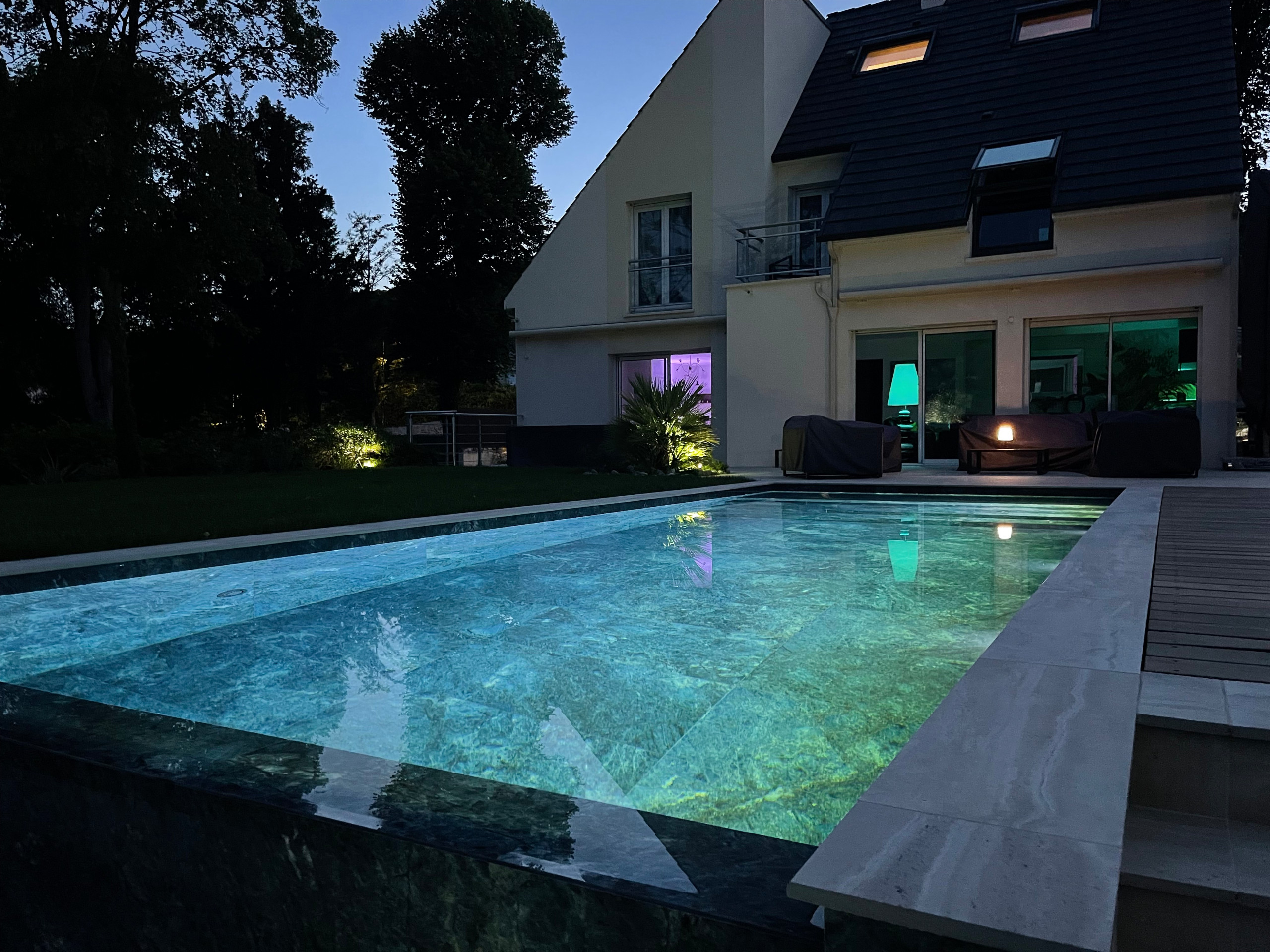 Création d'un grand jardin avec piscine