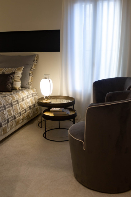Camera e bagno contemporary-bedroom