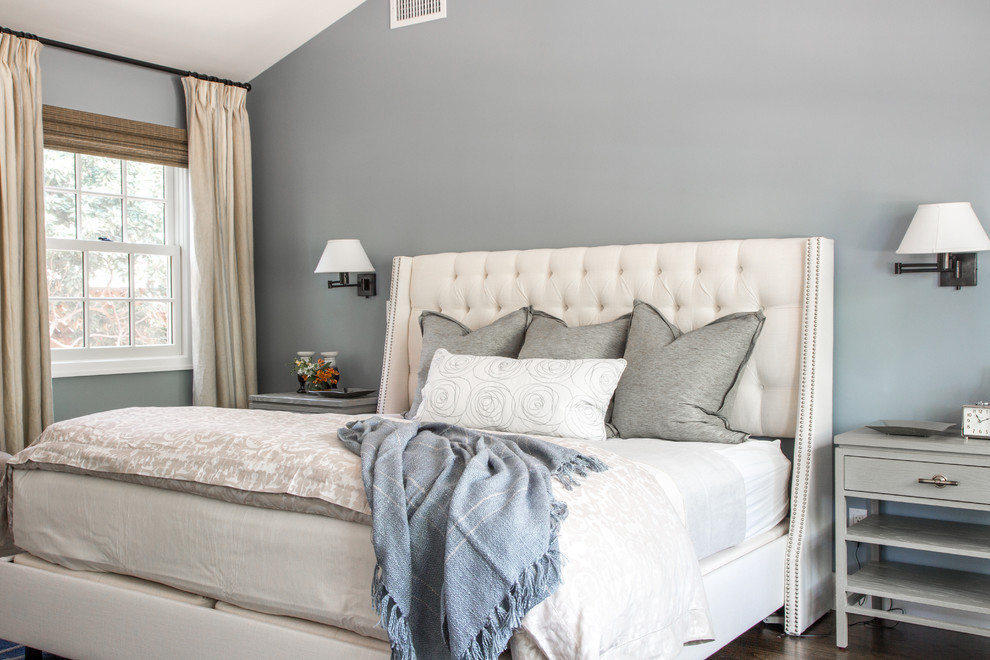 Imagen de dormitorio principal clásico renovado de tamaño medio sin chimenea con suelo de madera en tonos medios