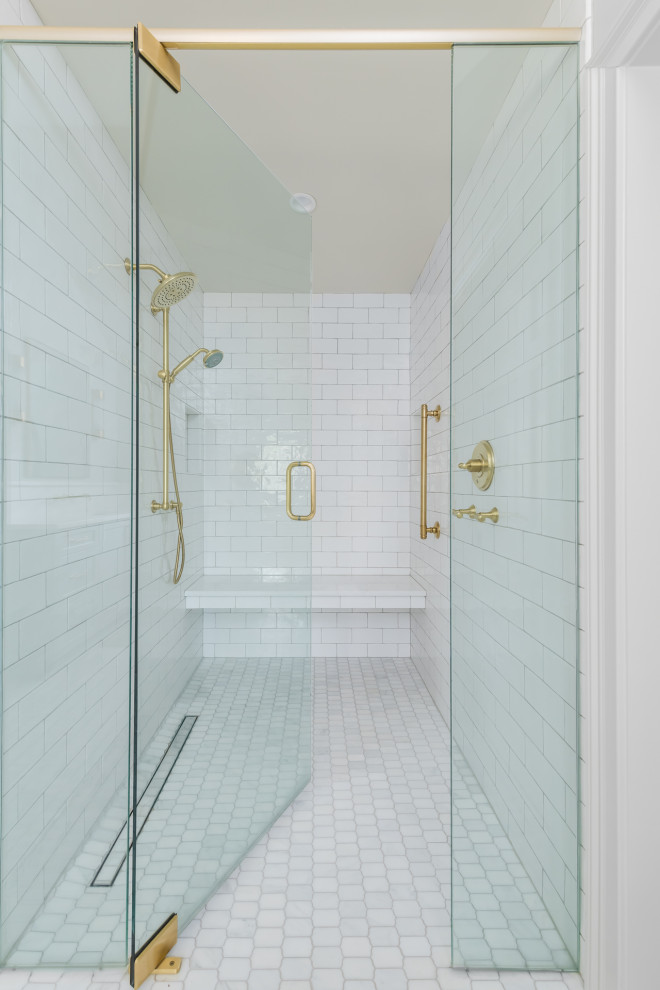 Пример оригинального дизайна: огромная ванная комната в стиле рустика с разноцветными стенами, темным паркетным полом, коричневым полом, балками на потолке и панелями на части стены