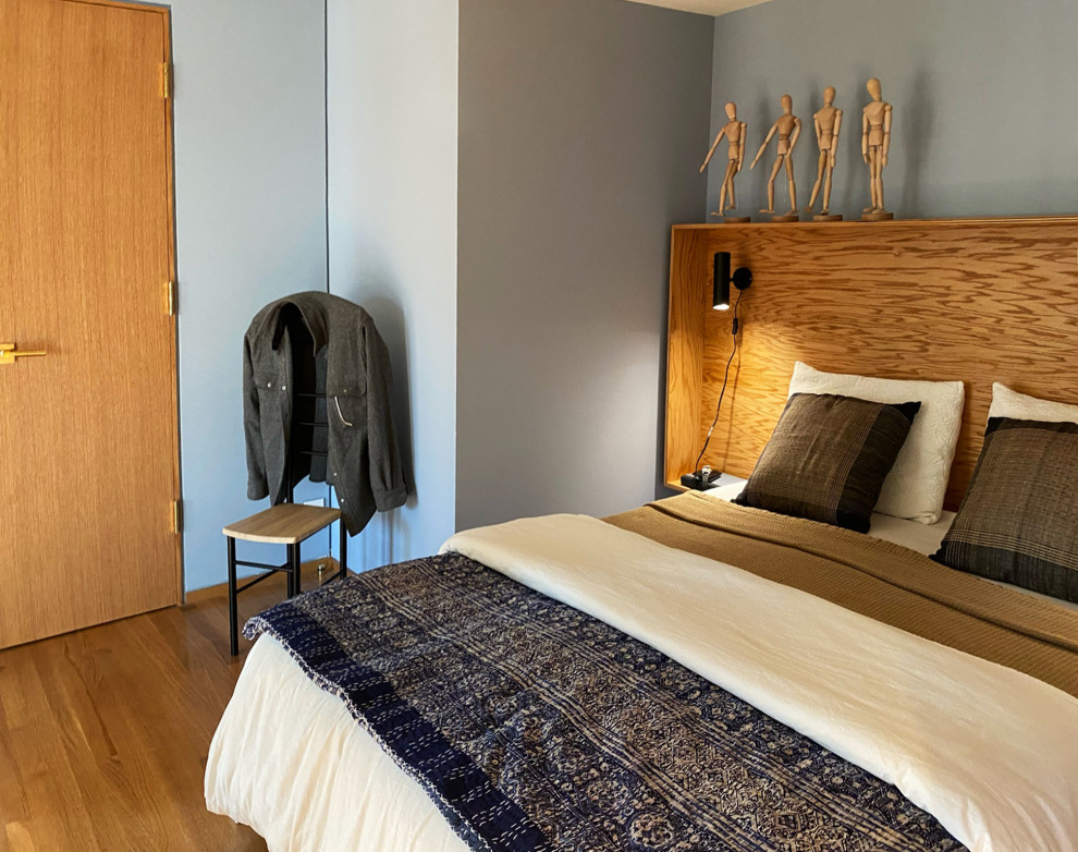 Идея дизайна: хозяйская спальня среднего размера в современном стиле с синими стенами, паркетным полом среднего тона и балками на потолке
