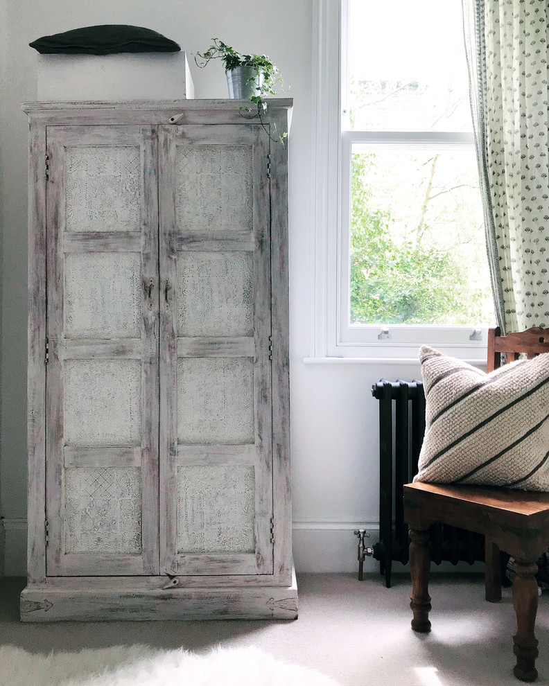 ロンドンにある小さなエクレクティックスタイルのおしゃれな主寝室 (白い壁、カーペット敷き、暖炉なし、ベージュの床)