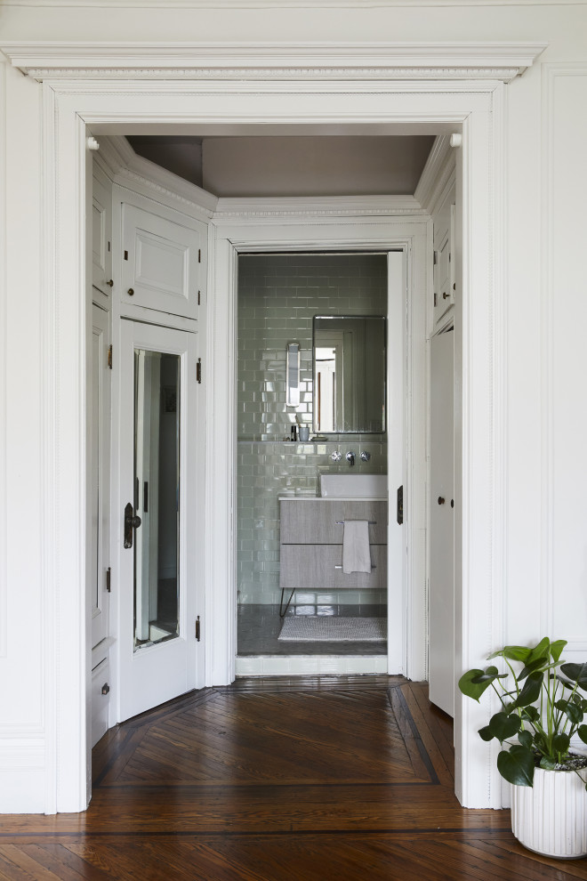 Стильный дизайн: маленькая главная ванная комната в современном стиле с зеленой плиткой, керамической плиткой, серыми фасадами, раздельным унитазом, зелеными стенами, мраморным полом, раковиной с пьедесталом, серым полом, душем с распашными дверями, белой столешницей, тумбой под одну раковину и напольной тумбой для на участке и в саду - последний тренд