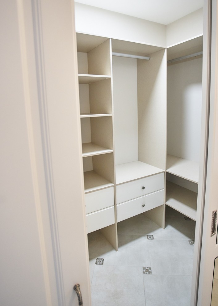 Гардеробная система классика raumplus с раздвижными и распашными дверьми