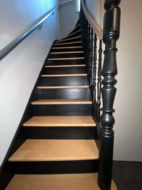 peinture escalier noir et vernis contemporain-escalier