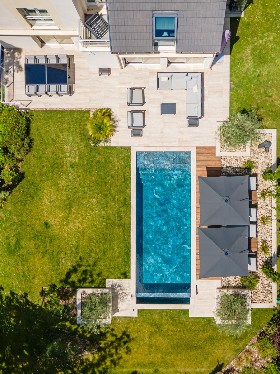 Création d'un grand jardin avec piscine