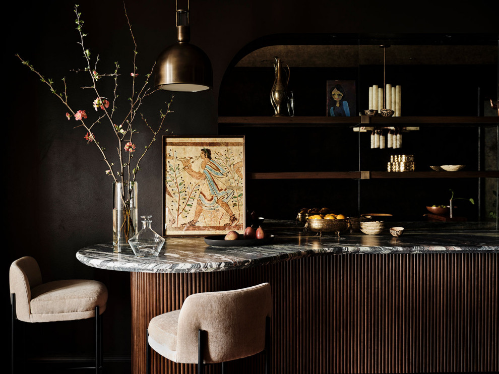 Стильный дизайн: большая гостиная-столовая в стиле фьюжн с коричневыми стенами, паркетным полом среднего тона, коричневым полом и потолком с обоями - последний тренд