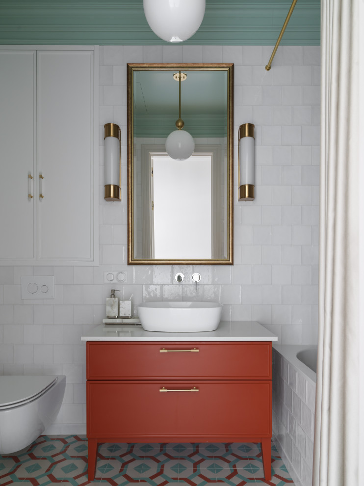 Klassisk inredning av ett vit vitt badrum med dusch, med släta luckor, röda skåp, ett badkar i en alkov, en dusch/badkar-kombination, vit kakel, ett fristående handfat, flerfärgat golv och dusch med duschdraperi
