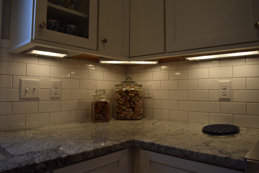 Kitchen - transitional kitchen idea in Columbus