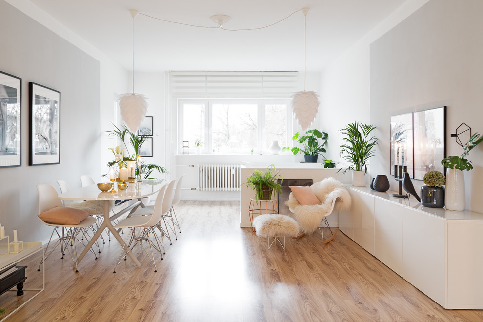 Inspiration for a mid-sized scandinavian open concept living room in Berlin with grey walls and light hardwood floors.