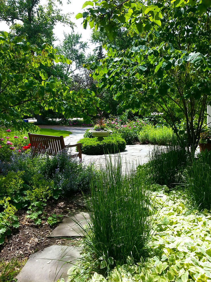 Inspiration for a traditional courtyard partial sun garden in Chicago with a garden path and natural stone pavers.