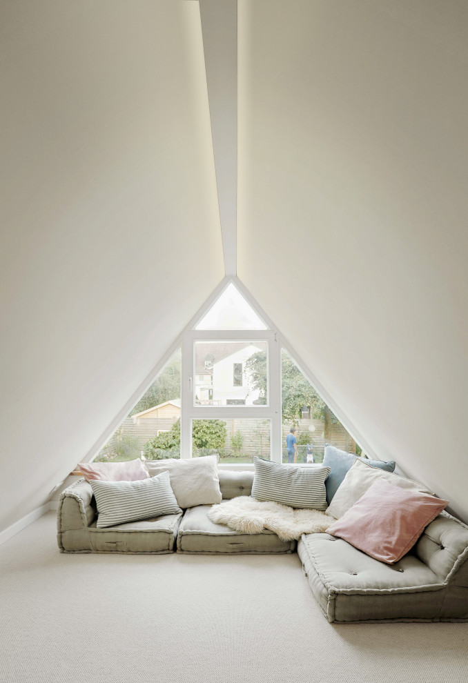 Immagine di un soggiorno nordico aperto con moquette
