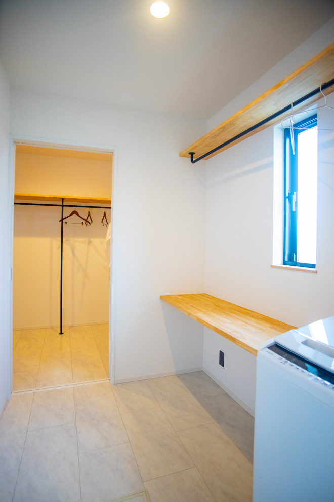 Foto di una lavanderia con top in legno, pareti bianche, pavimento in compensato, top beige, carta da parati, pavimento bianco e soffitto in carta da parati