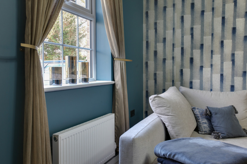 Diseño de salón para visitas cerrado contemporáneo de tamaño medio con paredes azules, moqueta, televisor independiente, suelo gris y papel pintado