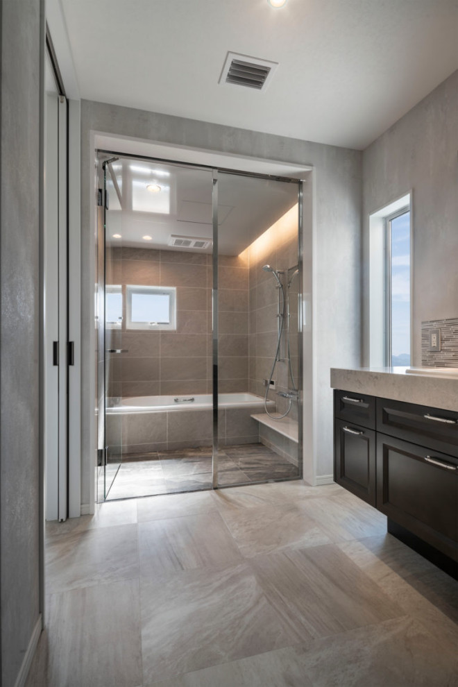 Cette image montre une salle de bain minimaliste avec un carrelage beige, des carreaux de porcelaine, un mur marron, un sol en carrelage de porcelaine, un sol gris et un plafond décaissé.