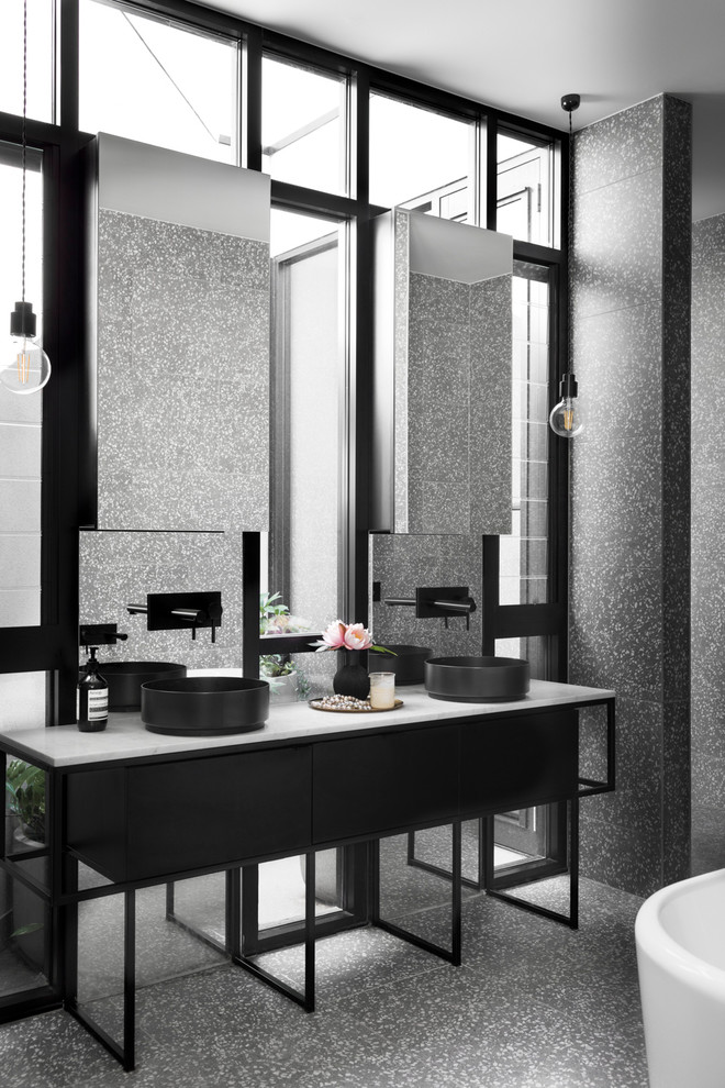 На фото: главная ванная комната среднего размера в стиле лофт с черными фасадами, серой плиткой, серыми стенами, полом из терраццо, мраморной столешницей, серым полом и белой столешницей с