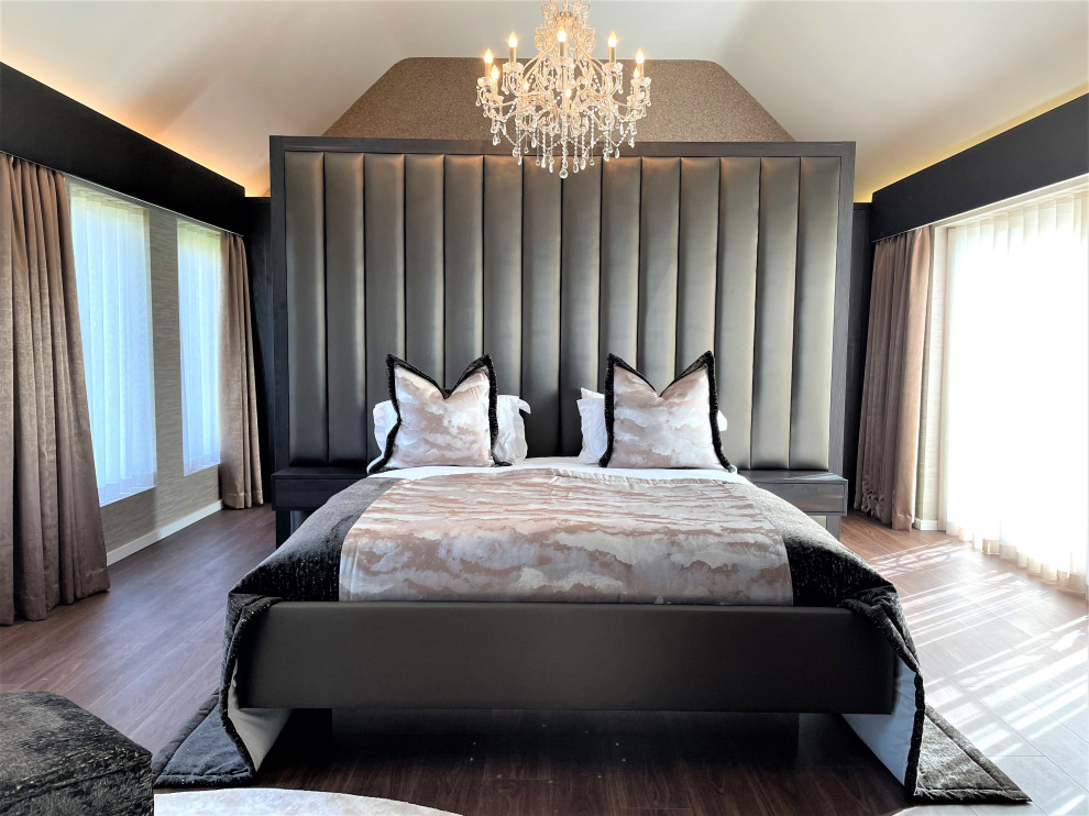 Exemple d'une très grande chambre parentale tendance avec un sol en vinyl, un plafond voûté et du papier peint.