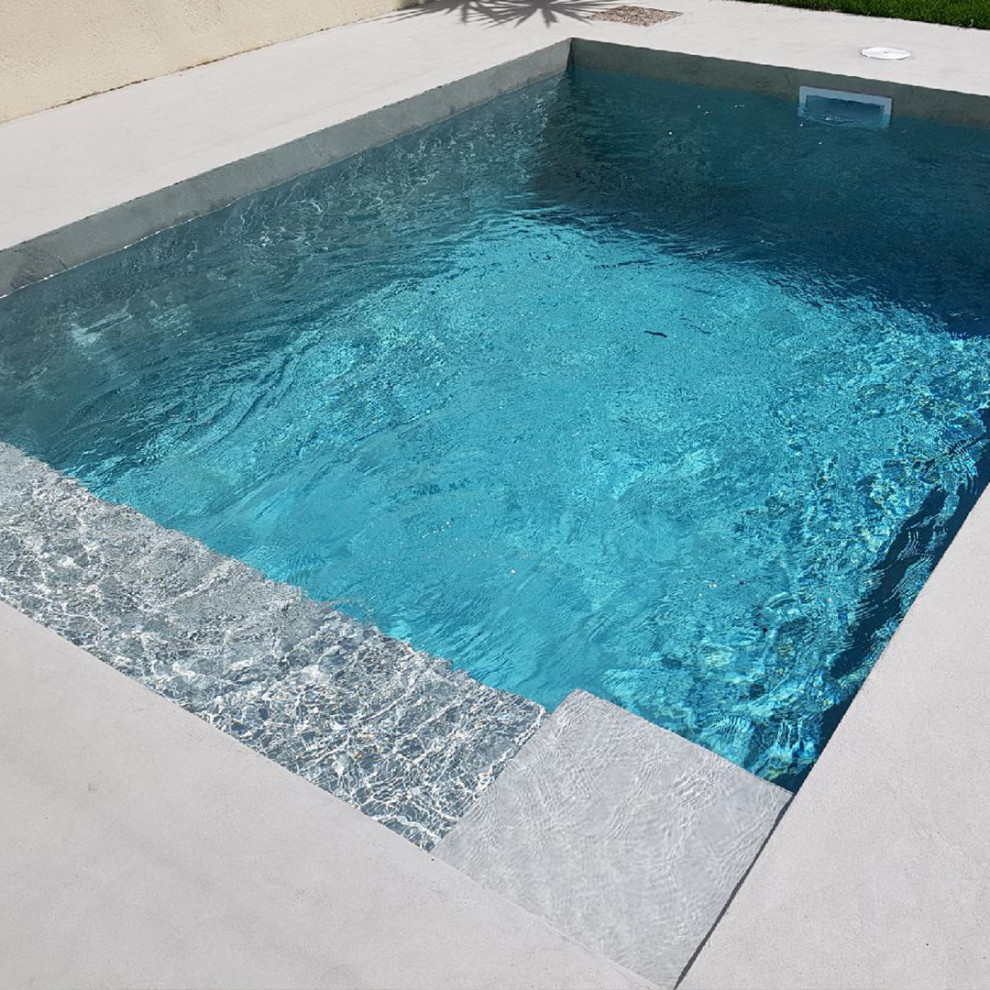 Foto di una piccola piscina moderna