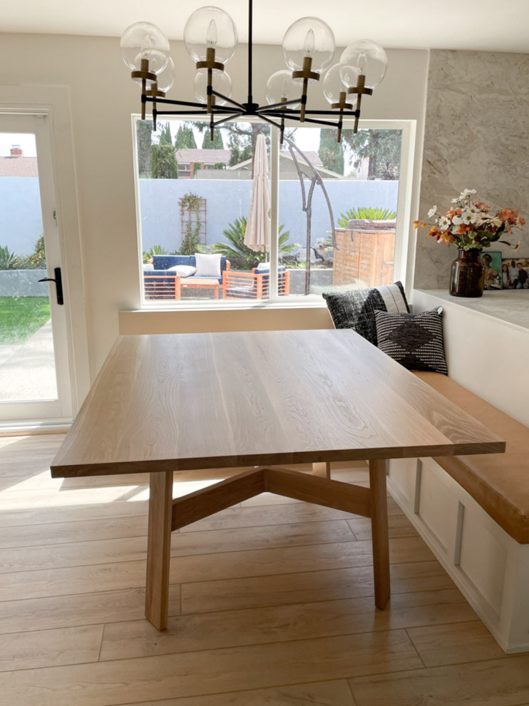 Пример оригинального дизайна: столовая среднего размера в стиле модернизм с с кухонным уголком