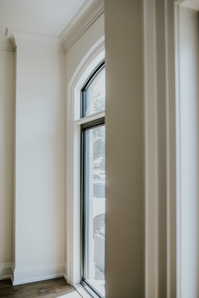 Example of a transitional home design design in Toronto