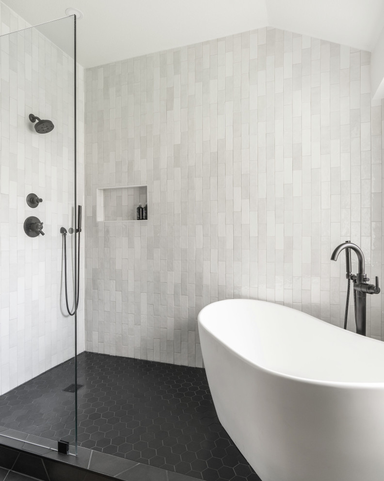 Идея дизайна: большая главная ванная комната в стиле модернизм с отдельно стоящей ванной, душем, белой плиткой, керамической плиткой, белыми стенами, полом из керамической плитки, черным полом, открытым душем, нишей и встроенной тумбой