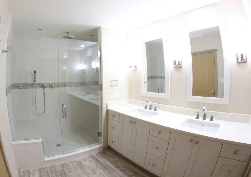 Example of a mid-sized mountain style master ceramic tile porcelain tile alcove shower design in Chicago with recessed-panel cabinets, white cabinets, a two-piece toilet, beige walls, an undermount sink and quartz countertops