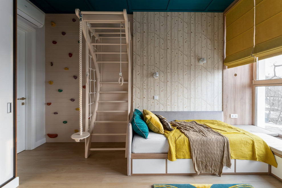 Ispirazione per una grande cameretta per bambini da 4 a 10 anni contemporanea con pareti beige, pavimento con piastrelle in ceramica, pavimento beige, soffitto in perlinato e carta da parati