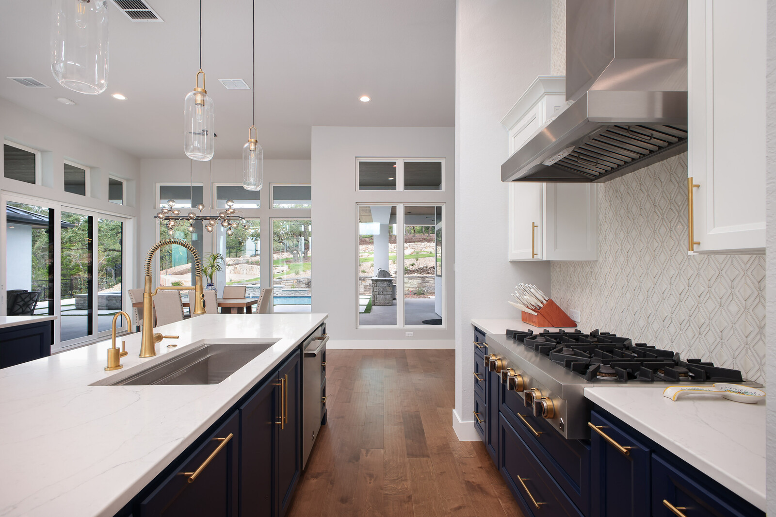 Modern: 4,950 ft², 4 BR/4 BA/2 ST home