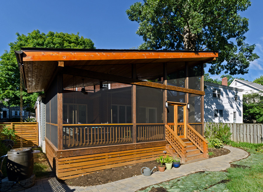 Idée de décoration pour un porche d'entrée de maison asiatique de taille moyenne avec une terrasse en bois, une extension de toiture et une moustiquaire.