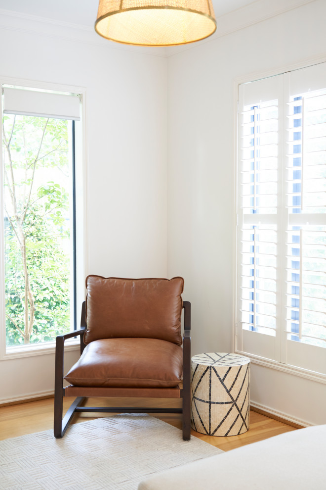 Mittelgroßes, Offenes Modernes Wohnzimmer mit weißer Wandfarbe, braunem Holzboden, Gaskamin, verputzter Kaminumrandung, TV-Wand und braunem Boden in Melbourne