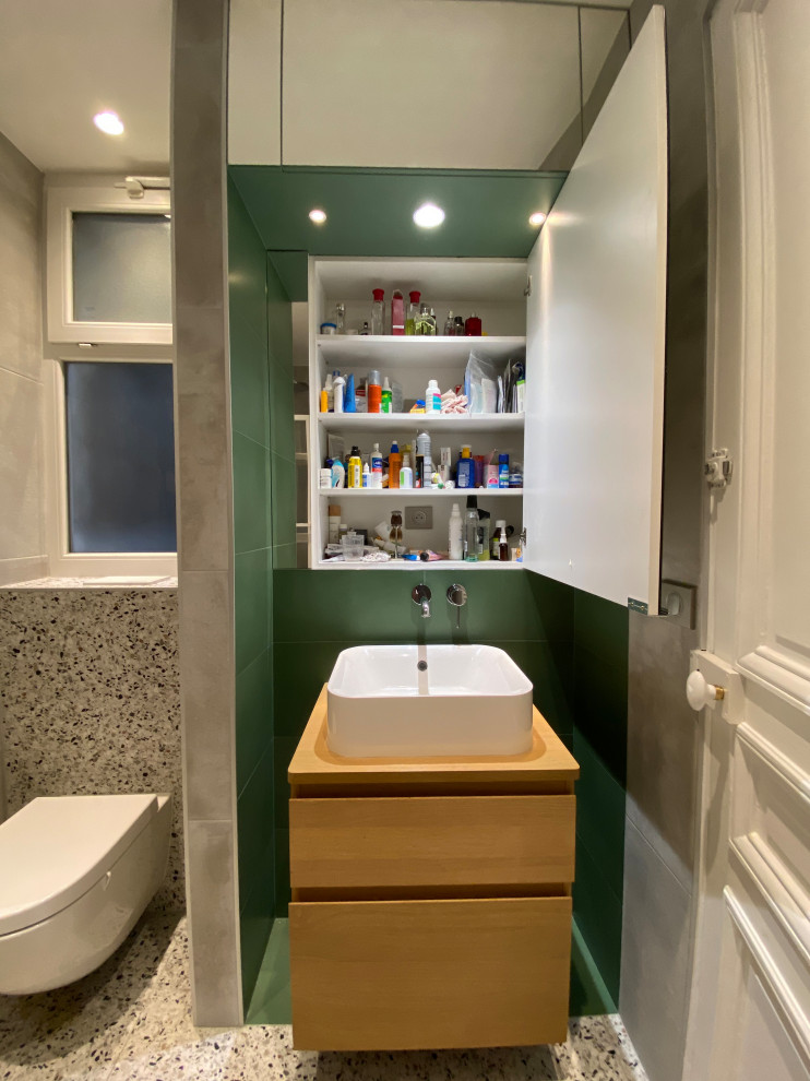 Example of a small trendy bathroom design in Paris