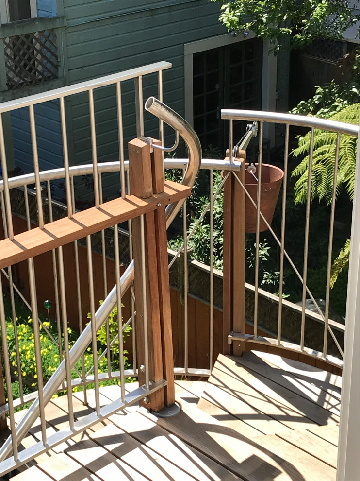 Источник вдохновения для домашнего уюта: маленькая лестница на больцах в современном стиле с деревянными ступенями и металлическими перилами для на участке и в саду