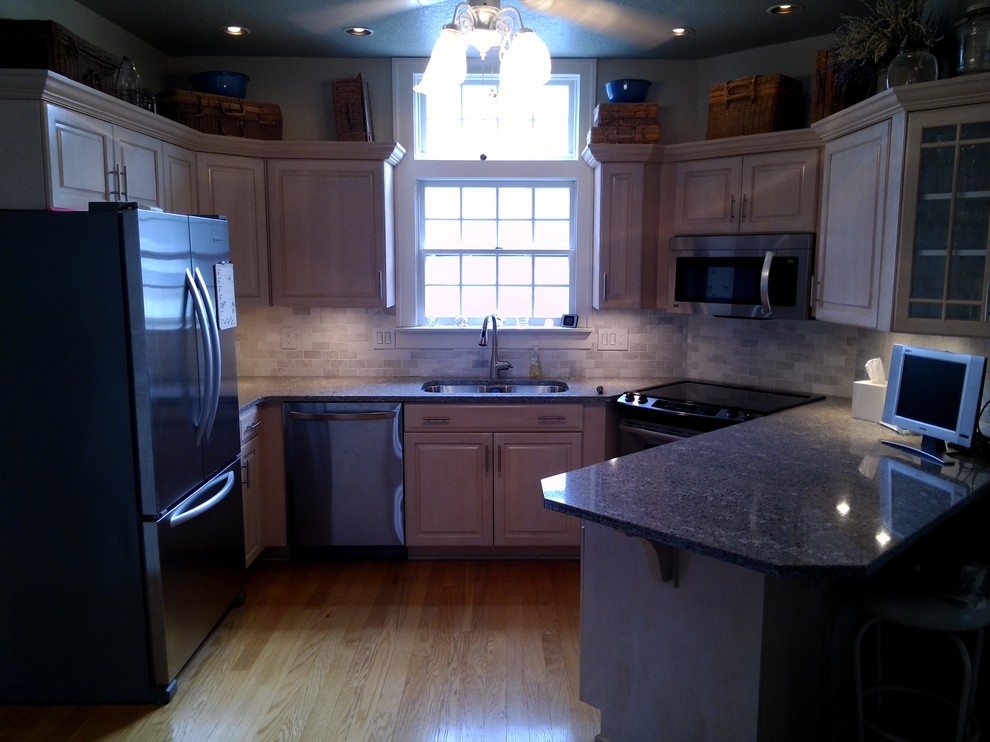 Kitchen - transitional kitchen idea