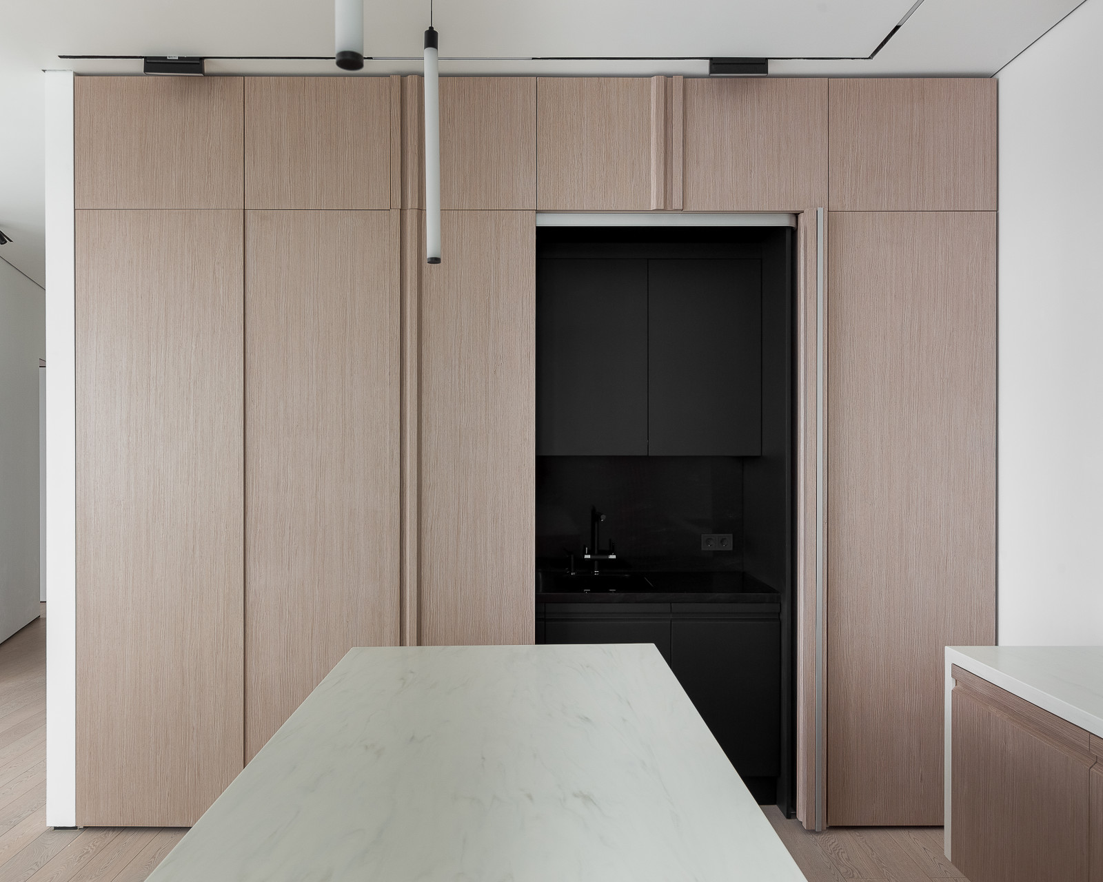 Скрытая кухня за фасадами под шпон с закрытой системой