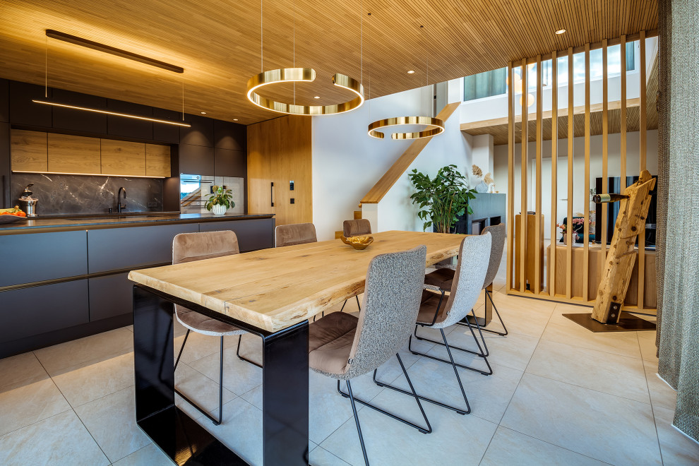 Moderne Wohnküche mit weißer Wandfarbe, beigem Boden und Holzdecke in Dresden