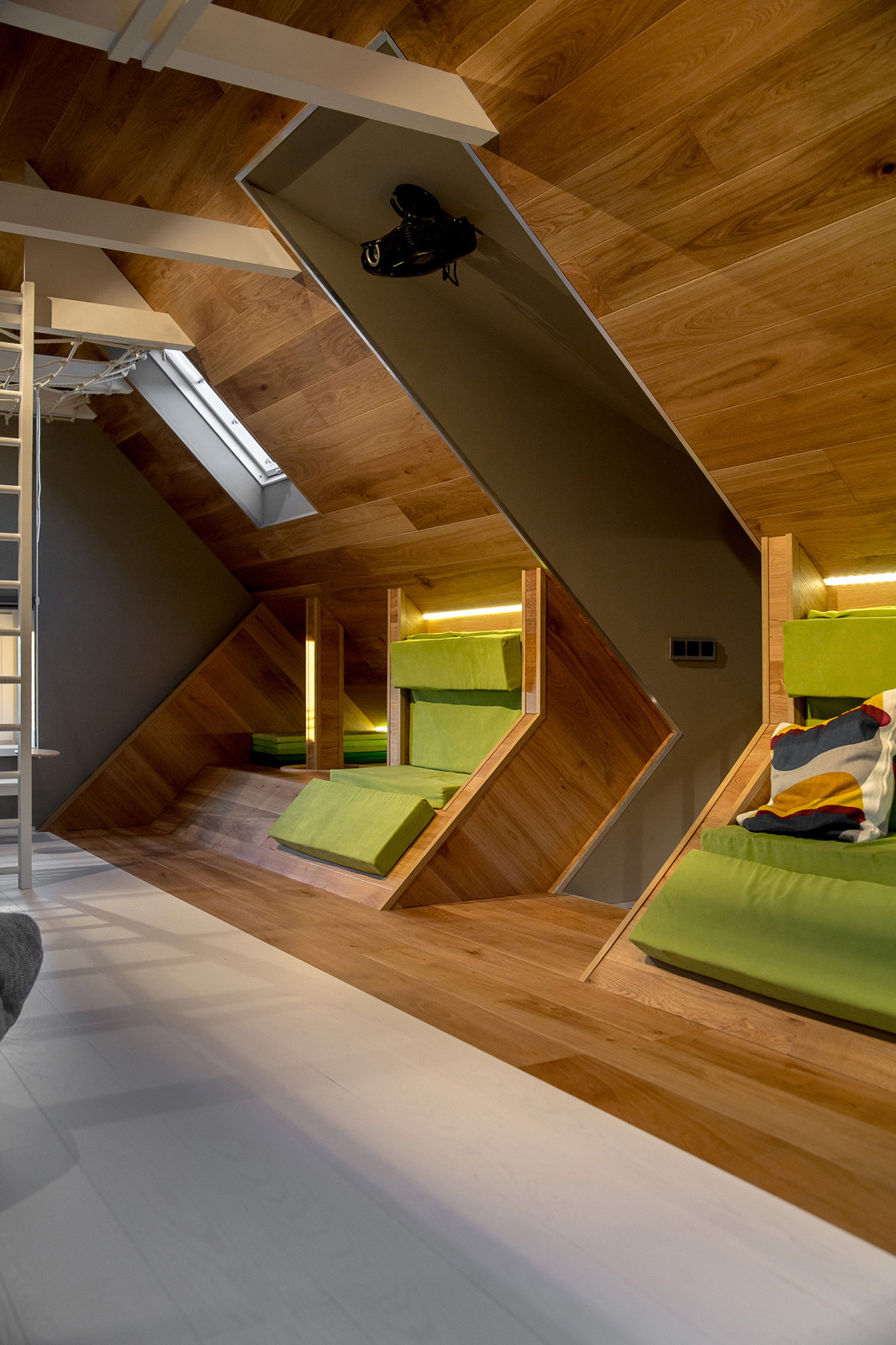 Мансарда ПРОТИВОСТОЯНИЕ